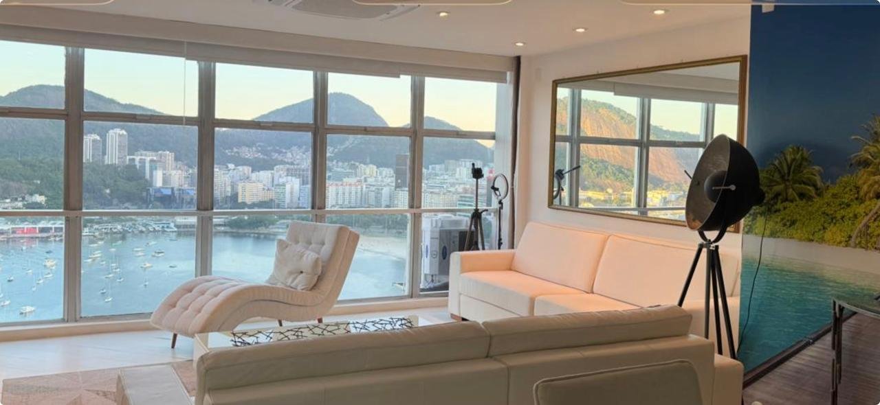 Sala de estofados limpos com vista para Zona Sul do Rio